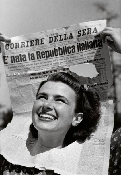 L&#39;Italia  una Repubblica: il Corriere della Sera del 6 giugno 1946 annuncia il risultato del referendum del 2-3 giugno (Federico Patellani)